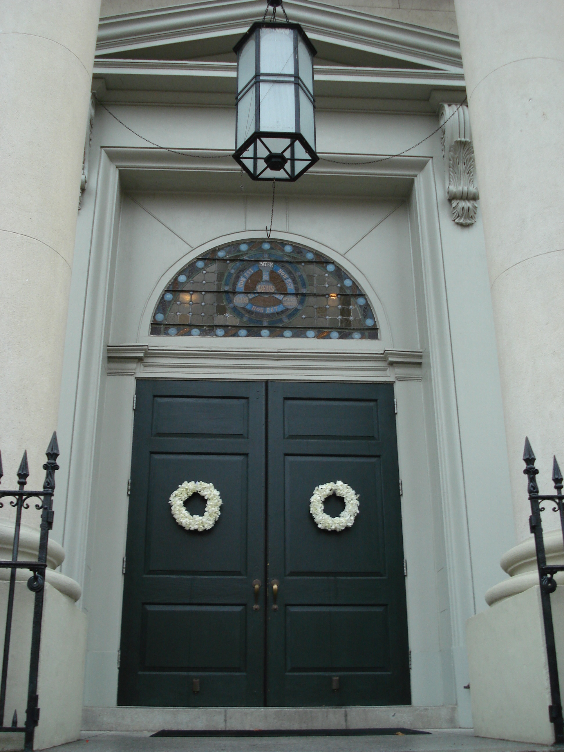 Beautiful white wreath by Philippa Tarrant at the Holy Trinity front doors