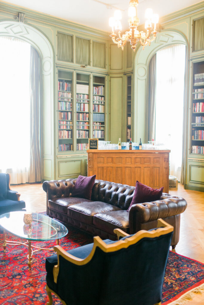 Meridian_house_library_lounge