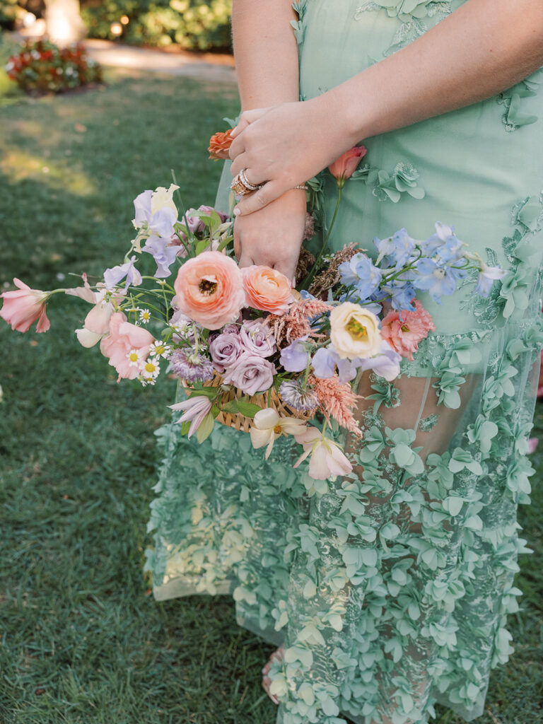 bridesmaids_floral_basket_garden