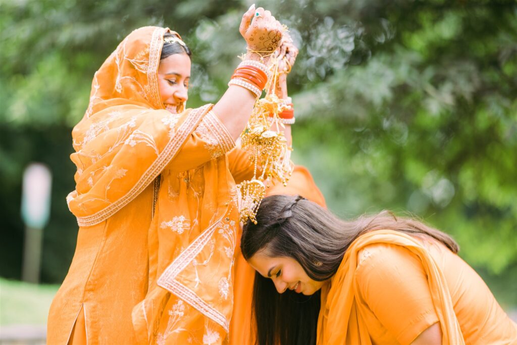 sikh-wedding-bangles-bridesmaid.